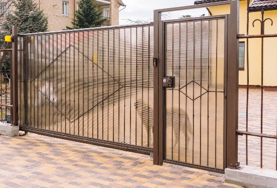 Купить ворота из профлиста с элементами ковки, с металлическими столбами в рамке или под дерево в Алейске от 158685 руб